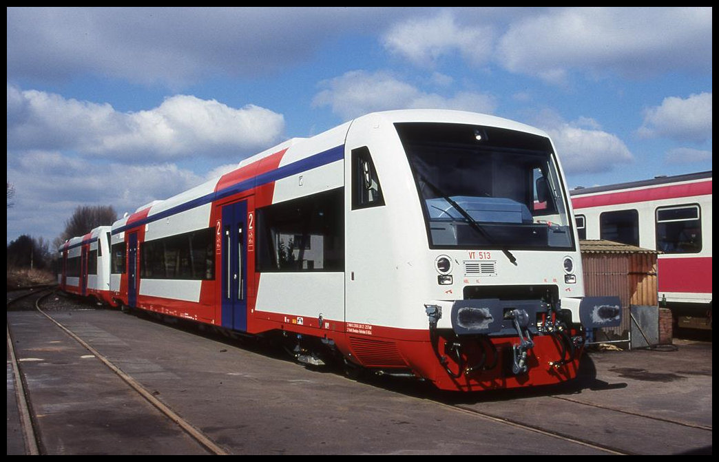 VT 513 der Chemnitzer City Bahn weilte am 24.3.2002 im Betriebshof der EVB in Bremervörde.