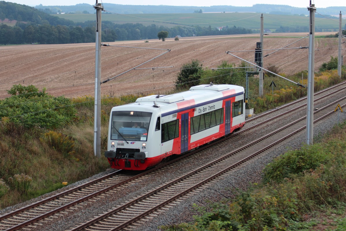 VT 515 von der City Bahn Chemnitz kam aus Richtung Reichenbach (Vogtl) und fhrt zurck nach Chemnitz, hier zu sehen beim Bogendreieck.