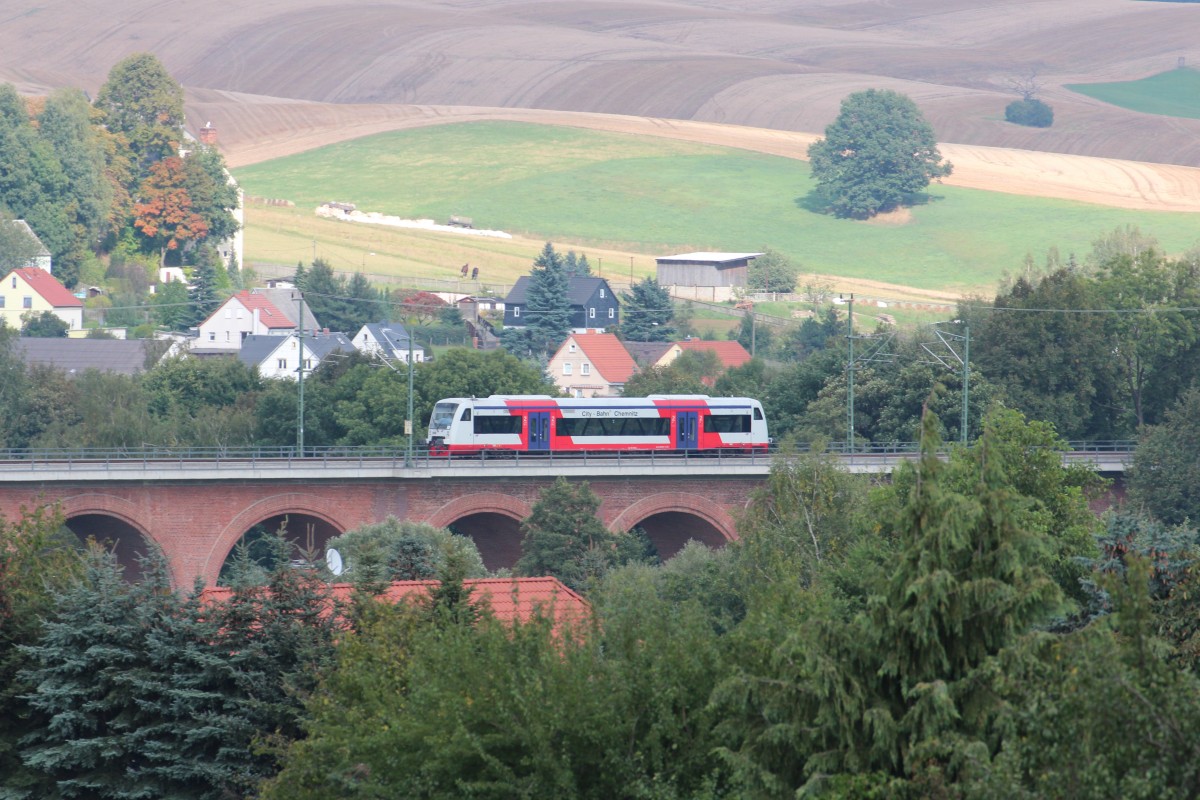 VT 515 von der City Bahn Chemnitz kam aus Richtung Reichenbach (Vogtl) und fhrt zurck nach Chemnitz, hier zu sehen beim Rmertalviadukt.