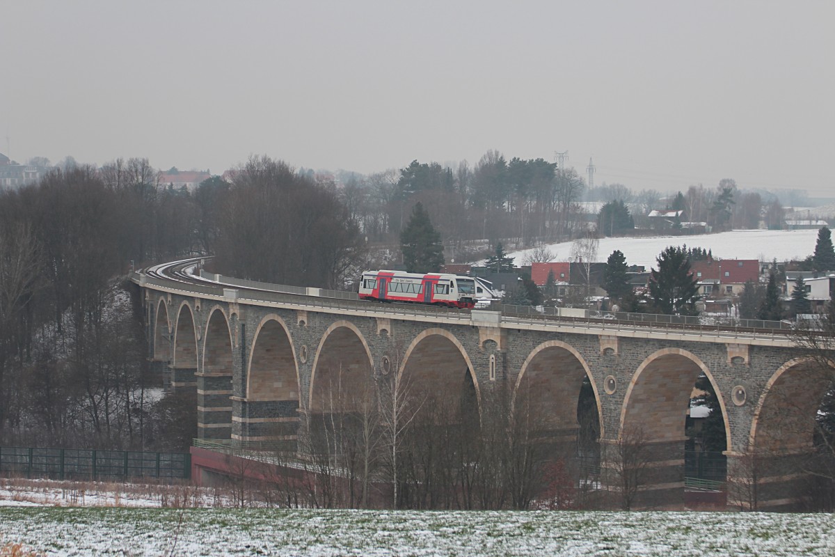 VT 516 von der City Bahn Chemnitz ist gerade auf dem Bahrebachviadukt nach Burgstädt unterwegs. 29.01.2014