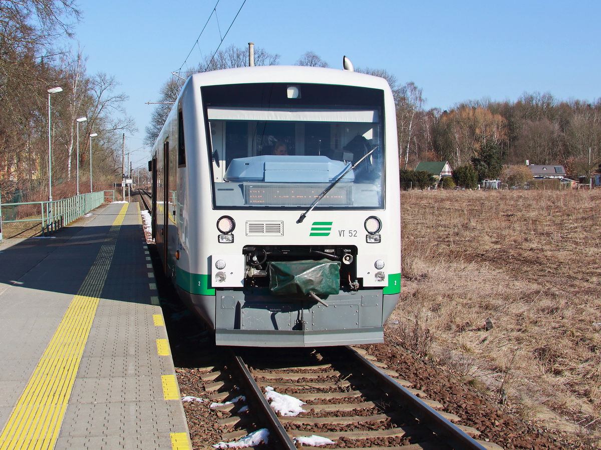 VT 52 (95 80 0650 152-1 D-VBG) der Vogtlandbahn in Haltepunkt Franzensbad Aquaforum (Tschechien) zur Weiterfahrt als VBG20972  nach Zwickau Zentrum am 25. Februar 2018

