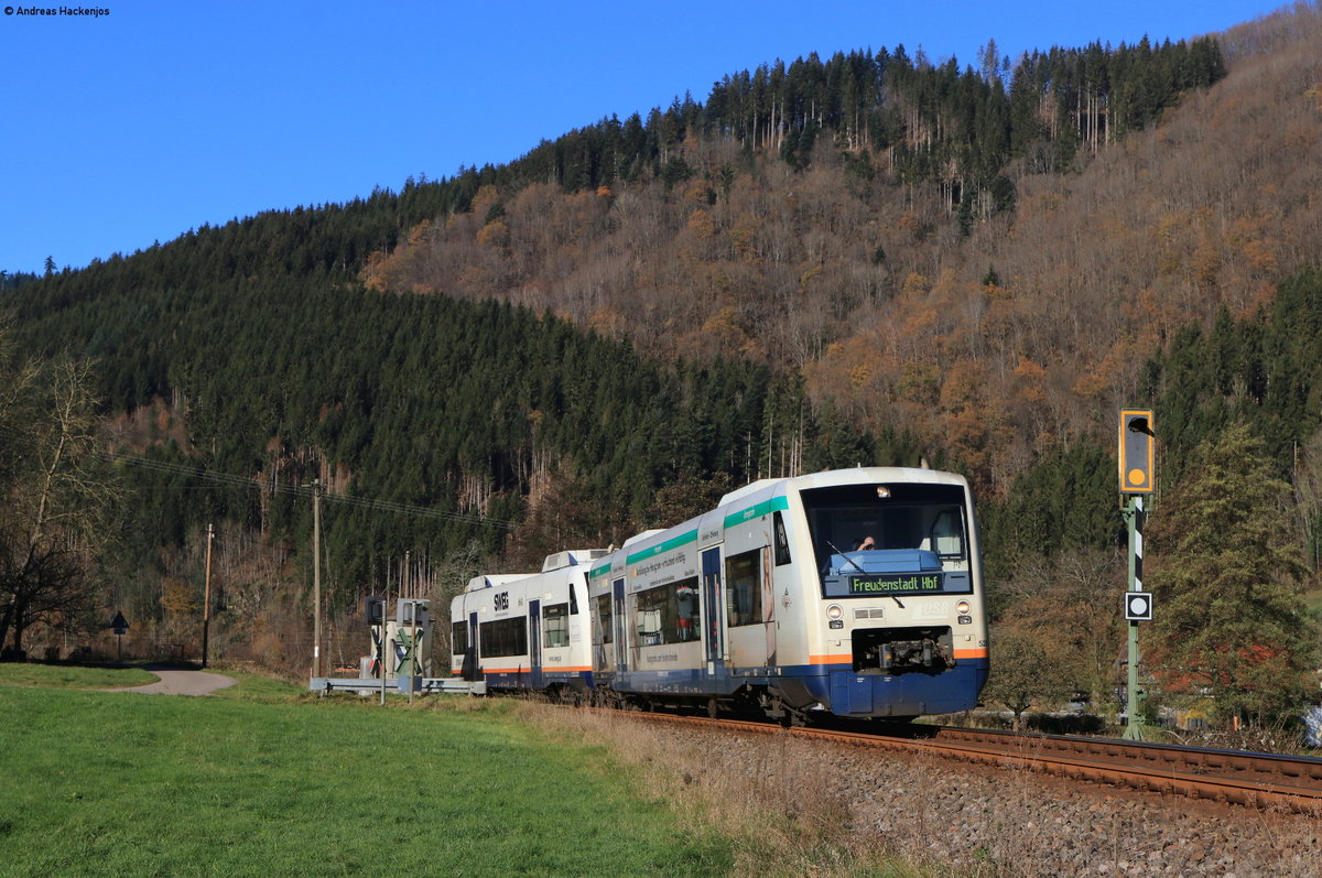 VT 528 und VT 524 als SWE87369 (Bad Griesbach(Schwarzwald)-Freudenstadt Hbf) bei Halbmeil 26.11.20
