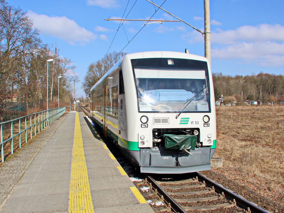 VT 53 (95 80 0650 153-9 D-VBG) der Vogtlandbahn (VBG20973 )  im Haltepunkt Franzensbad Aquaforum zur Fahrt nach Cheb   am 26. Februar 2018.                 


