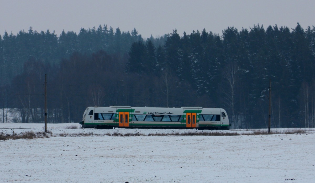 VT 53 von der Vogtlandbahn ist am 01.02.2014 mit der VBG20976 von Cheb nach Werdau unterwegs, hier zwischen Žírovice-Seníky und dem Grenzbahnhof Vojtanov/Schönberg (Vogtl).