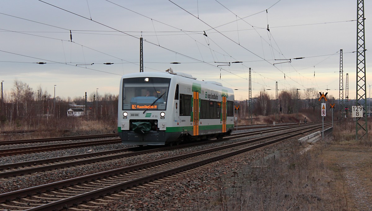 VT 53 von der Vogtlandbahn ist am 03.01.2014 mit der VBG81124 nach Plauen(Vogtl) ob Bf unterwegs, hier bei der Ausfahrt aus Zwickau Hbf über die Olzmannbrücke.   