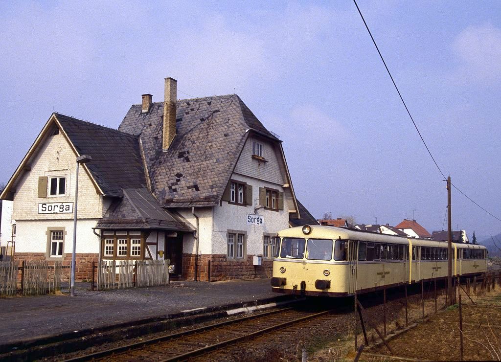 VT 54 der Hersfelder Eisenbahn auf Sonderfahrt hat in Sorga gehalten (05.04.1993)