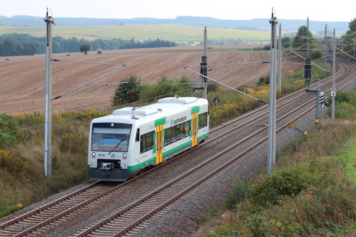 VT 56 von der Vogtlandbahn ist am 24.09.2013 mit der VBG81071 von Hof Hbf nach Zwickau(Sachs)Hbf unterwegs, hier zwischen Neumarkt (Sachs) und Steinpleis am Bogendreieck.