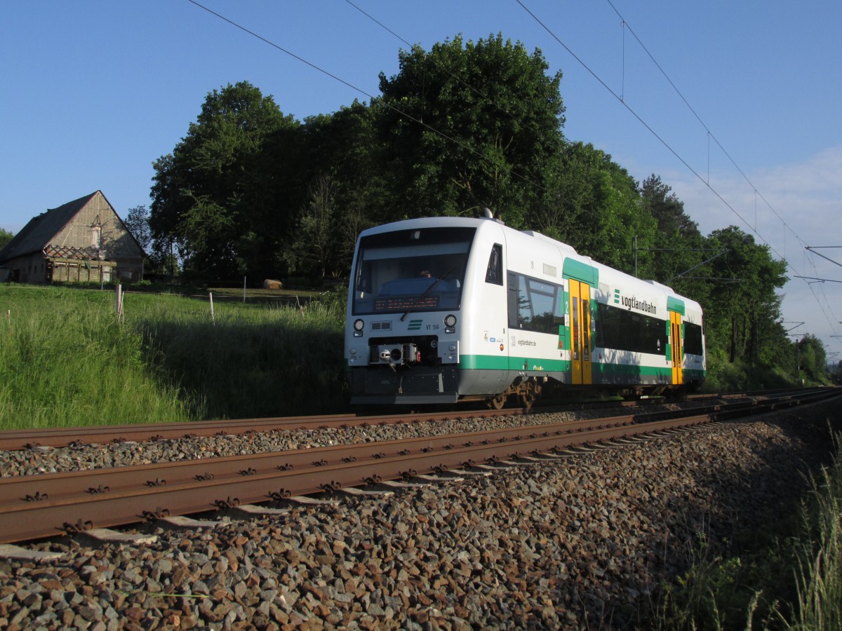 VT 56 der Vogtlandbahngesellschaft auf dem Weg nach Zwickau nahe Ruppertsgrün/Vogtland. Aufnahme bei sonnen Wetter am 30.05.2014