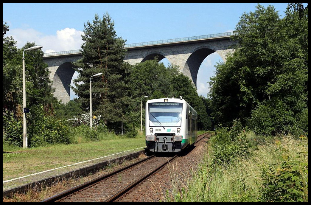 VT 563 hat hier gerade am 26.6.2021 um 9.49 Uhr die wieder aufgebaute Autobahnbrücke nahe dem Haltepunkt Pirk unterquert und ist auf der Fahrt von Plauen nach Adorf.