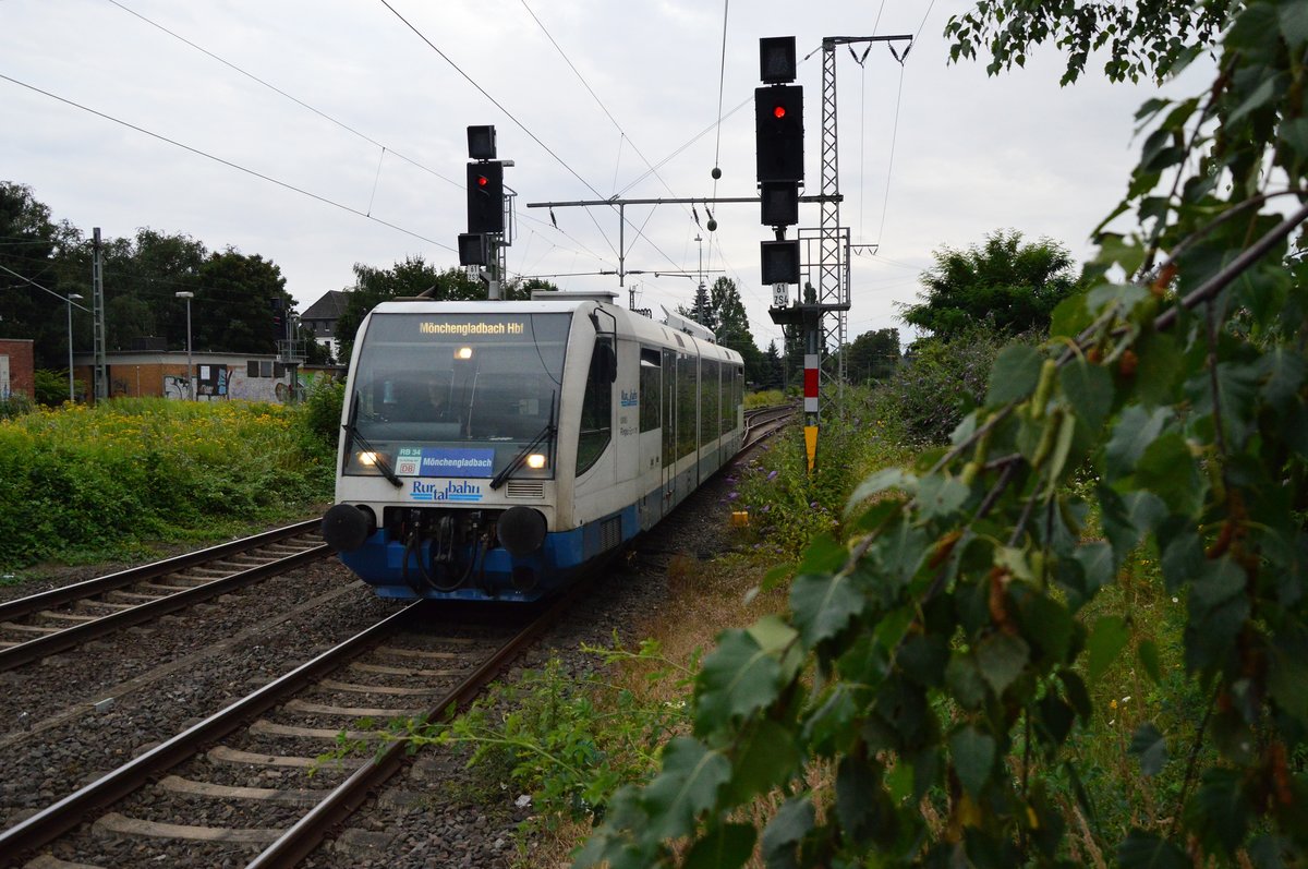 VT 6.010 der Rurtalbahn ist für die DB AG als RB34 nach Mönchengladbach aus Dalheim kommend bei der Einfahrt in den Rheydter Hbf zu sehen am Abend des 27.7.2016