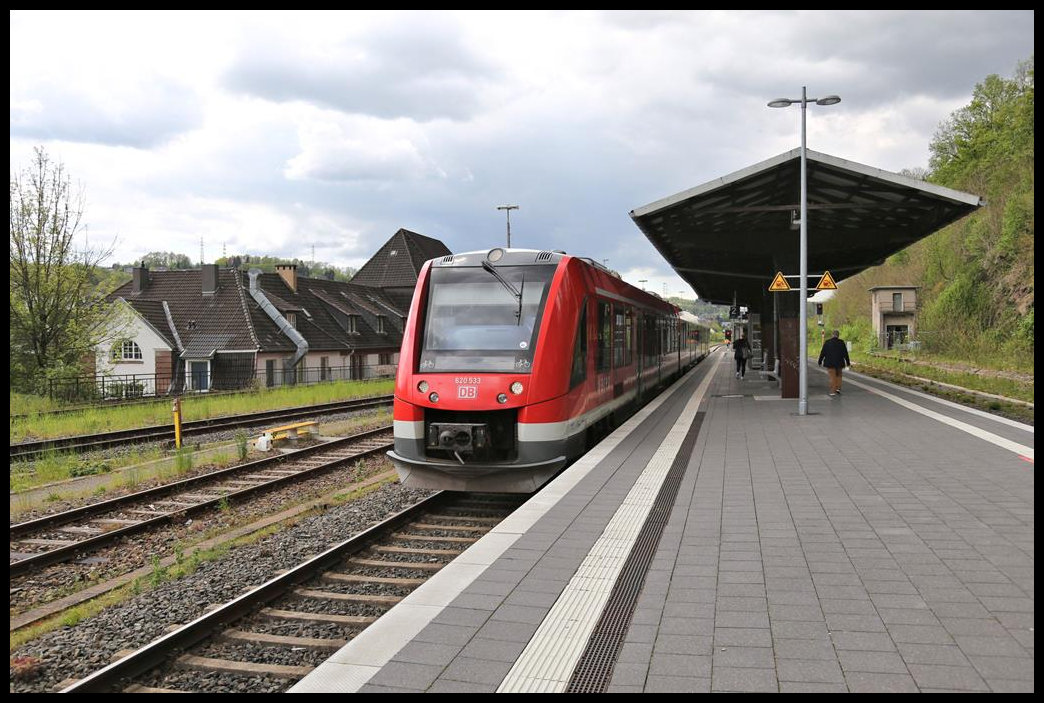 VT 620533 kommt hier am 14.5.2021 aus dem Abstellbereich, um an den bereits am Bahnsteig stehenden Planzug anzukuppeln. Anschließend fährt der verstärkte Zug weiter nach Gummersbach.