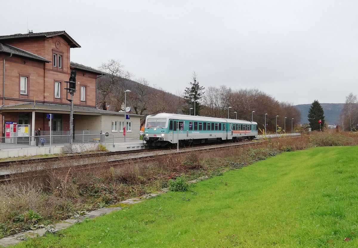 VT 628 526/436  Anna  auf einer der letzten, größeren Touren im Plandienst der Westfrankenbahn. Hier am 11.12.2019 im Bahnhof Klingenberg(Main), als RE 4386 Crailsheim-Aschaffenburg. Ab dem 15.Dezember sollen die 628er bei der Westfrankenbahn Geschichte sein und vollständig durch modernisierte Triebwagen der Baureihe 642 ersetzt werden.
