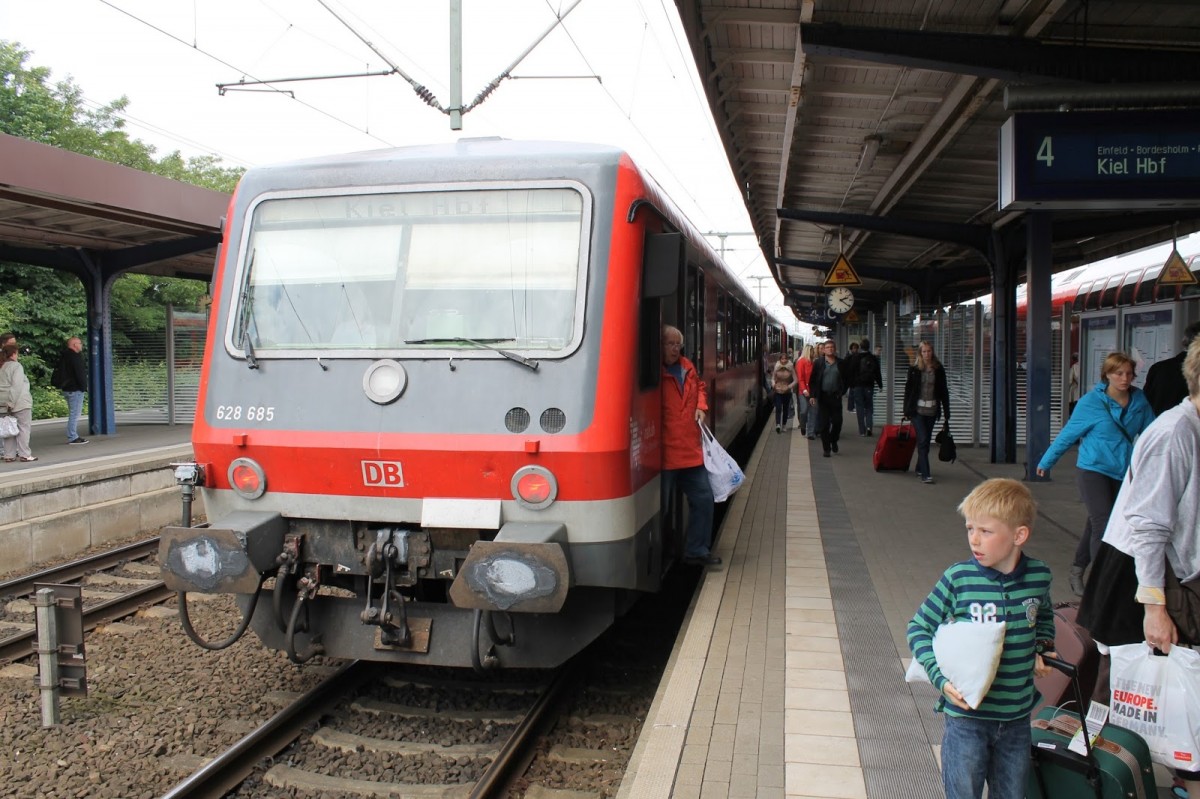 VT 628 685 in Neumnster auf Gleis 4. 30.4.10