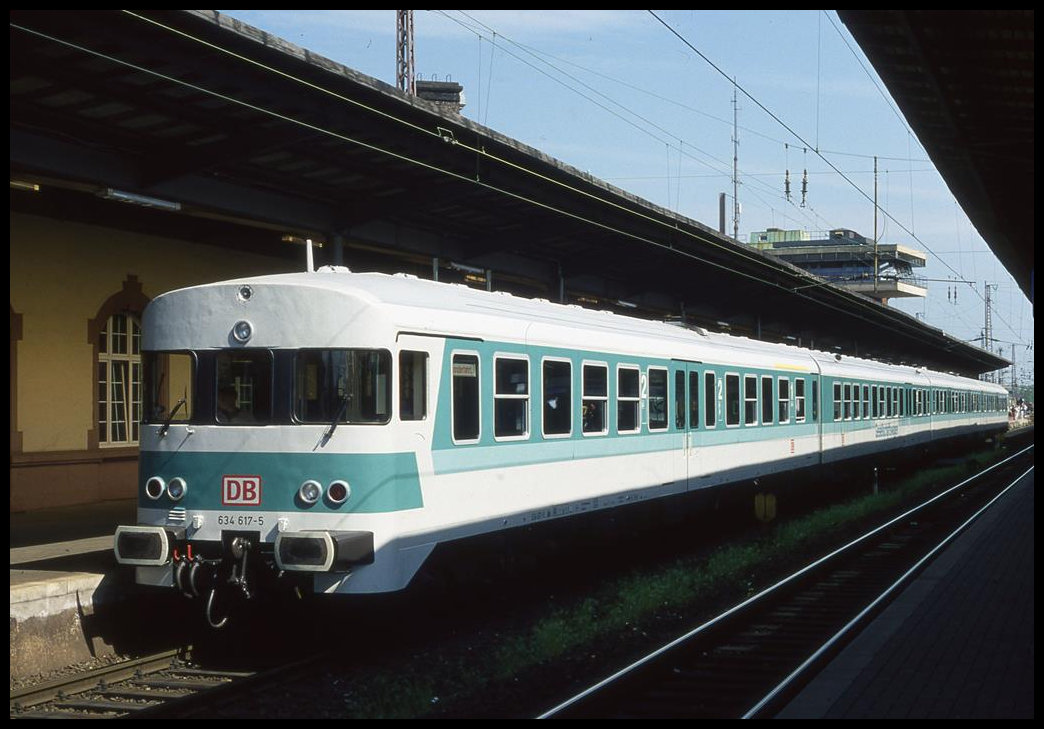 VT 634617 mit Gesellschaftswagen am Gleis 1 im HBF Osnabrück am 7.5.1995.