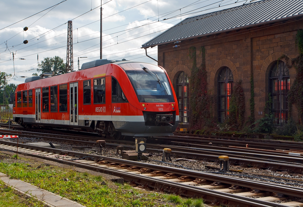 VT 640 006 ein Alstom Coradia LINT 27 der 3-L�nder-Bahn als RB 93 (Rothaarbahn) nach Bad Berleburg f�hrt am 21.09.2013 vom Bahnhof Kreutztal weiter in Richtung Bad Berleburg. 

Im Hintergrund der ehem. Lokschuppen von 1861 das �lteste Bauwerk auf dem Kreuztaler Bahnhofsgel�nde.