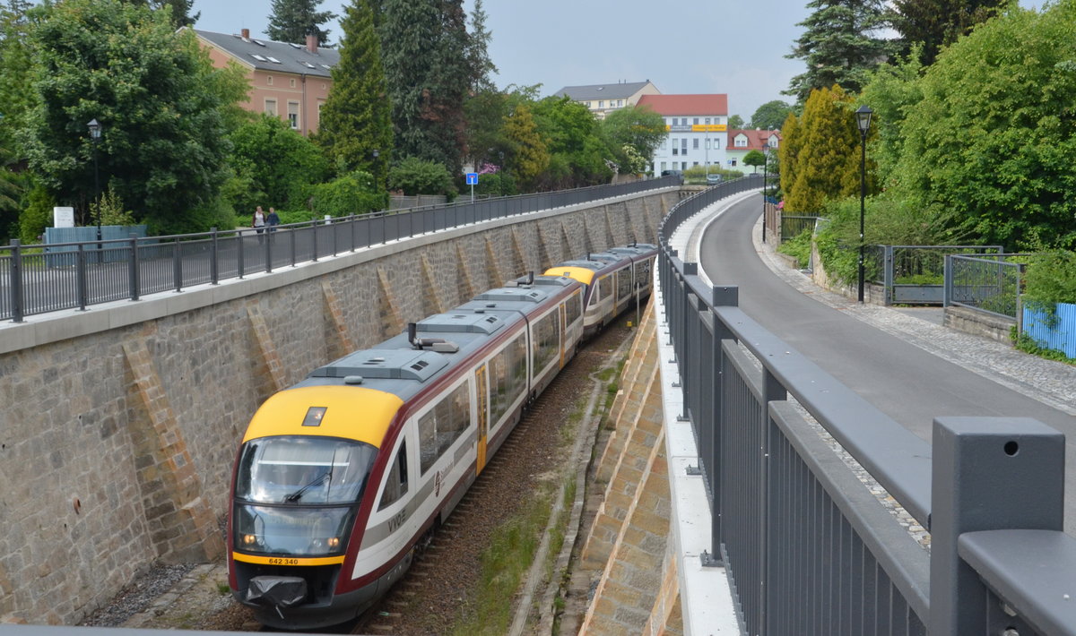 VT 642 340 der Städtebahn Sachsen vor der Einfahrt zum Bahnhof Kamenz als RB 34. Am 16.05.2018.