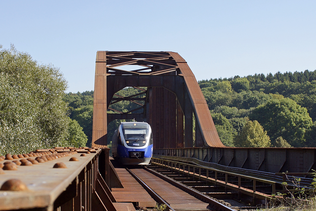 VT 643 303 der Nordwestbahn auf der Linie Holzminden ࠓ Paderborn überfährt am 01.10.2013 die Weserbrücker bei Corvey in Richtung Höxter.

Hersteller: Bombardier, Aachen
Fabriknummer: 191767
Indienststellung: 05.11.2003
Fahrzeugnr. z.Z.d. Aufnahme: 95 80 0643 303-0 D-NWB
Betreibernr. z.Z.d. Aufnahme: 643 303
Radsatzfolge: B'(2)(2)B'
Vmax (km/h): 120
Leistung (kW): 315
Leergewicht (t): 73
LüP (mm): 43.860 