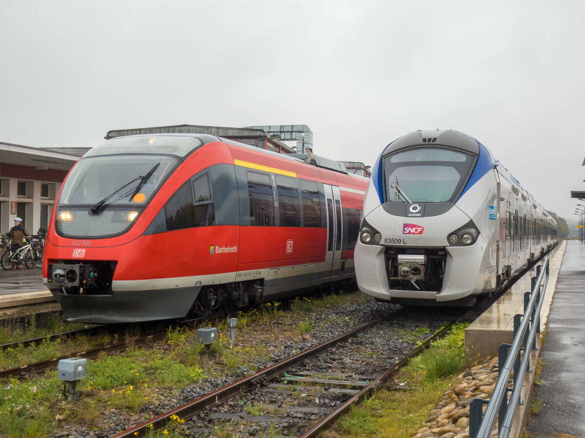 VT 643 518 mit der RB 53 nach Neustadt (Weinstr) Hbf neben TER 83509 L nach Strasbourg in Wissembourg, 30.10.2021.