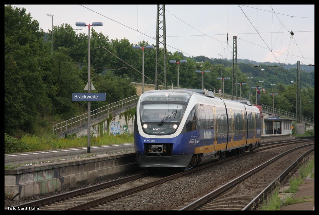 VT 643401 der Nordwestbahn fährt am 29.7.2016 um 17.33 Uhr in Brackwede als Zug 75619 nach Halle in Westfalen ab.