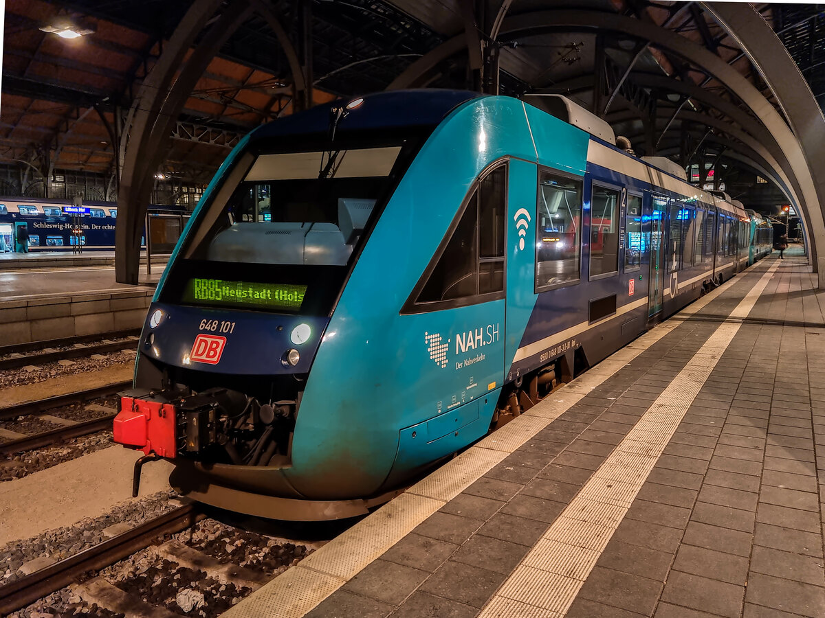 VT 648 101 steht als RB 85 nach Neustadt (Holstein) in Lübeck Hbf, 22.12.2023.