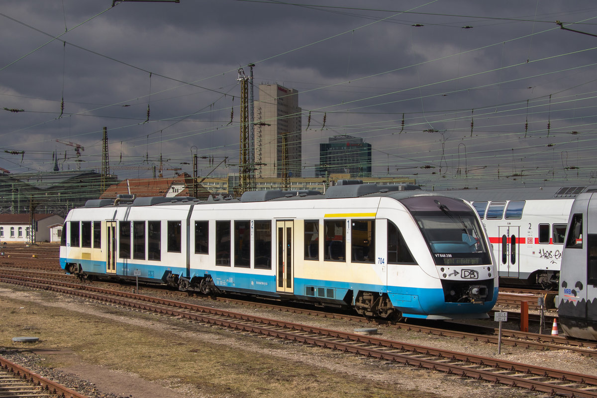 VT 648 298 im Hauptbahnhof Leipzig. Aufgenommen aus dem Zug am 29. März 2018. 
