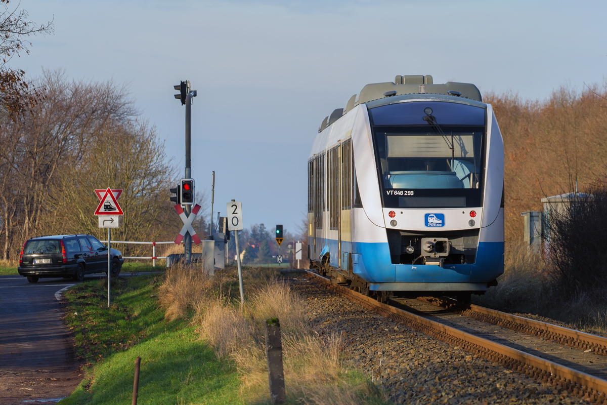 VT 648 298 vor dem BÜ in km 1,9 vor Bergen auf Rügen hat Freie Fahrt in den Bahnhof. - 13.12.2107
