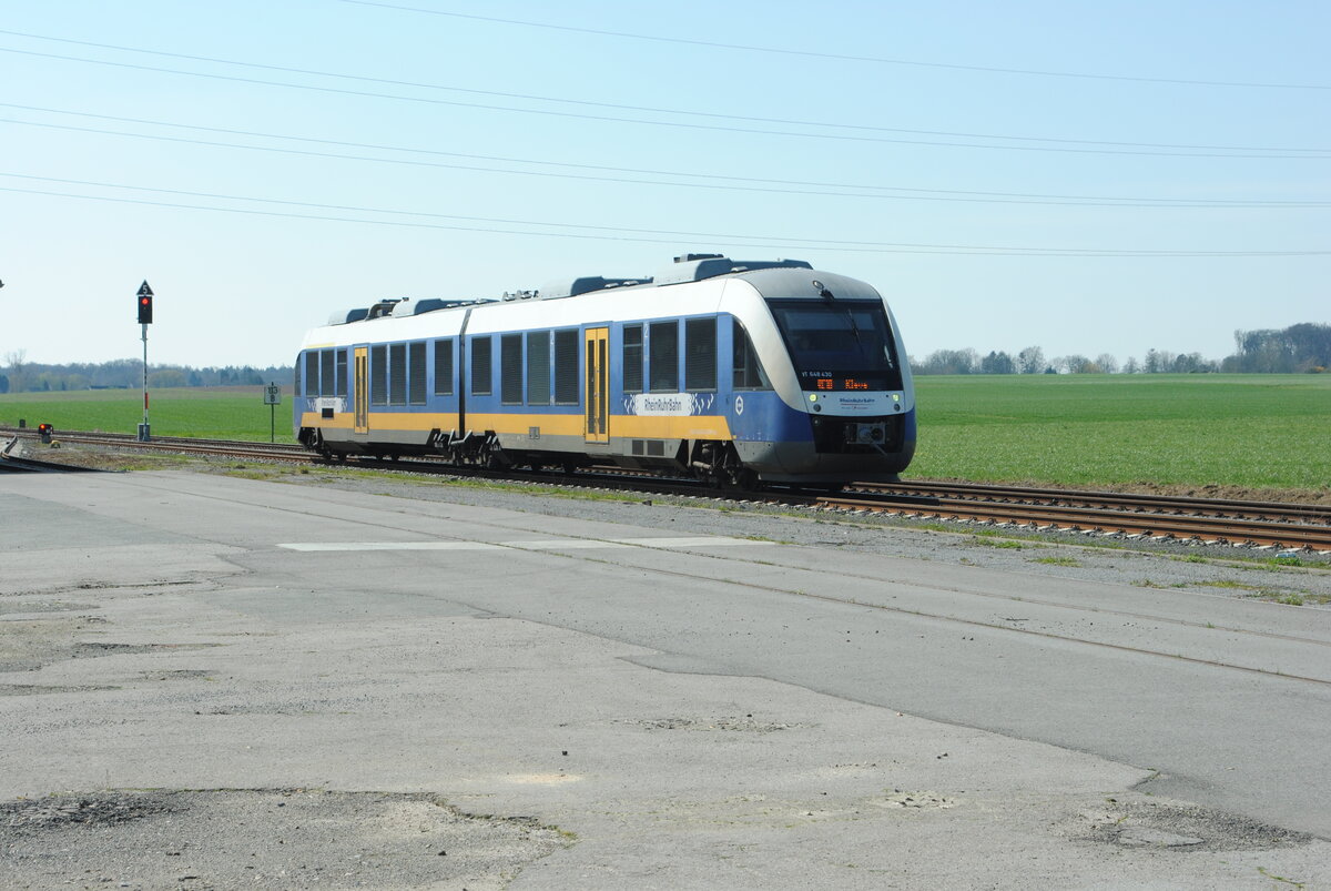 VT 648 430 der RheinRuhrBahn als RE-75028 von Düsseldorf Hbf nach Kleve, bei der Ankunft in den Bahnhof Bedburg-Hau, 05.04.2023. Bemerkenswert ist das erneuerte Ladegleis, heutzutage eher eine Seltenkeit bei kleineren Bahnhöfen. Bild 22932, aufgenommen von der Strasse aus.