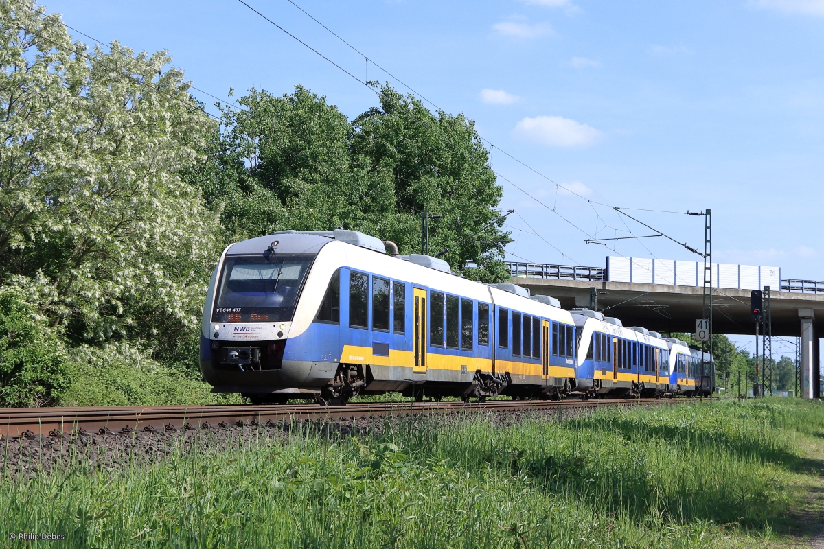 VT 648 437 (NordWestBahn) zusammen mit VT 648 434 und VT 648 431 als RE10 in Richtung Kleve in Kaarst, 14. Mai 2022