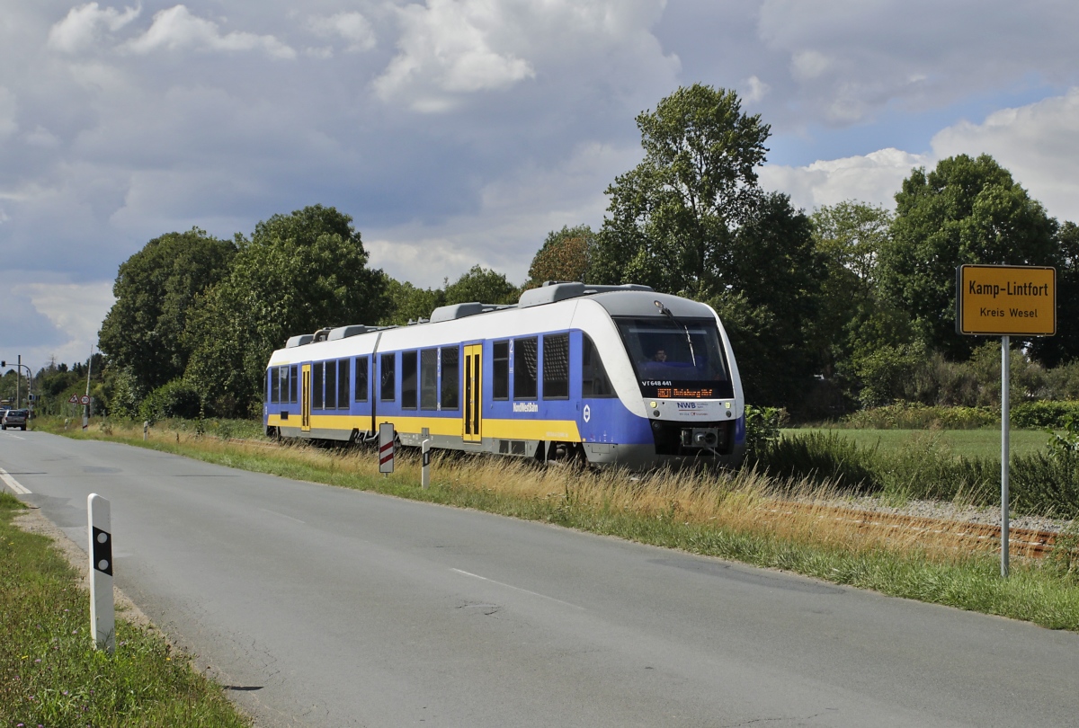 VT 648 441 der NordWestBahn passiert am 29.08.2020 auf seiner Fahrt nach Duisburg Hbf. die Stadtgrenze von Kamp-Lintfort