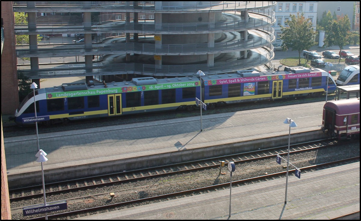 VT 648 der Nord-West-Bahn mit Werbung für die Landesgartenschau in Papenburg auf Bahnhof
Wilhelmshaven 19/09/2014