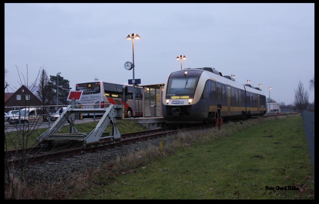 VT 648090 hat am 6.1.2015 um 09.00 Uhr den Endbahnhof Esens erreicht und wird in wenigen Minuten über Sande zurück nach Wilhelmshaven fahren.