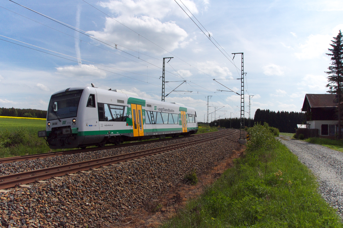 VT 65 der Vogtlandbahn ist auf dem Weg von Hof nach Werdau, hier bei Kornbach. Der RegioShuttle ist mit Sonderausstattung versehen, damit er auch als Straßenbahn das Zwickauer Netz befahren darf. Bahnstrecke 6362 Leipzig - Hof am 18.05.2015
