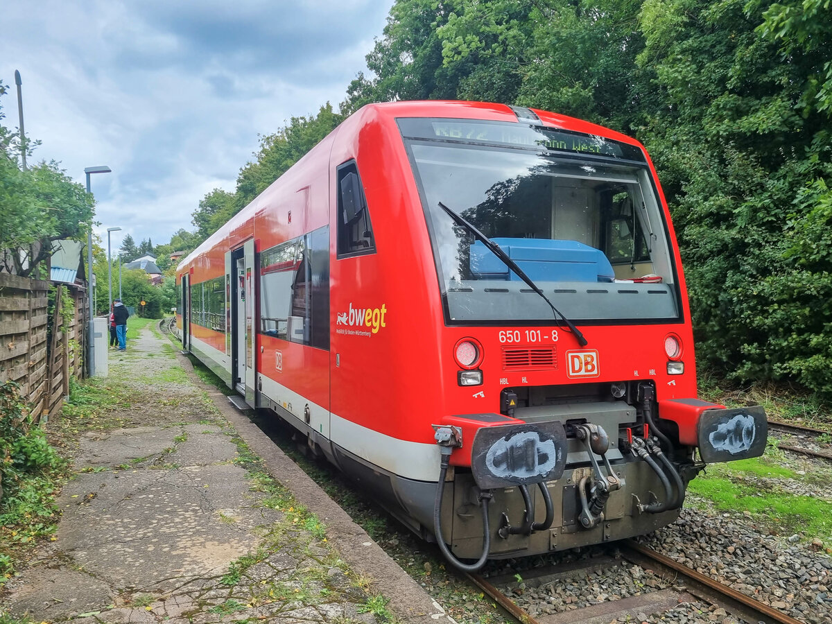 VT 650 101-8 als RB 72 nach Maulbronn West in Maulbronn Stadt/Kloster, 18.09.2022.