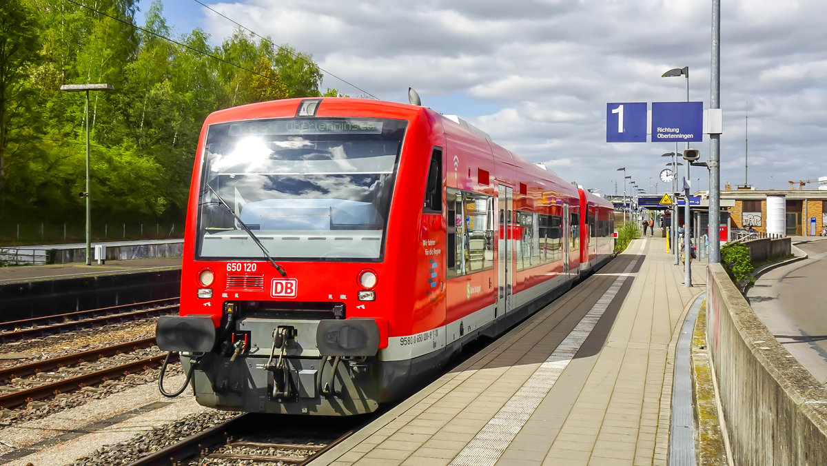 VT 650 120 mit einem weiteren Regio Shuttle als RB 64 nach Oberlenningen in Kirchheim (Teck), 14.04.20.