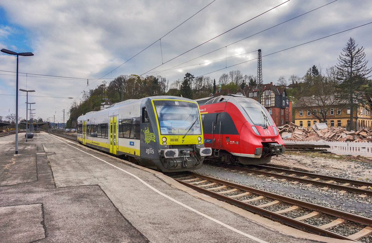 VT 650 780 fährt als ag 84580 (Marktredwitz - Bad Rodach) aus dem Bahnhof Coburg aus.
Rechts daneben steht 442 605.
Aufgenommen am 8.4.2017.