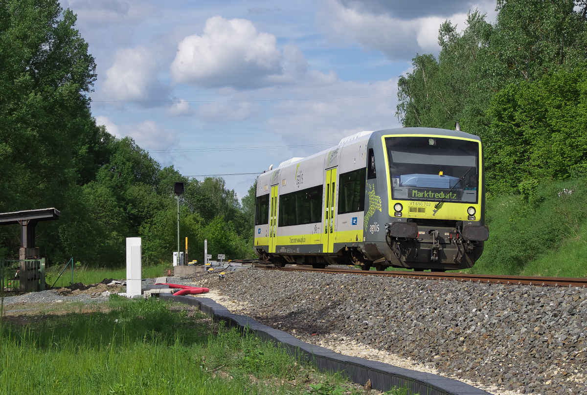 VT 650.702 von Agilis ist von Bad Steben nach Marktredwitz unterwegs, der nächste Planhalt wird in Oberkotzau sein. Bahnstrecke 5100 Bamberg - Hof bei Oberkotzau am 25.05.2017