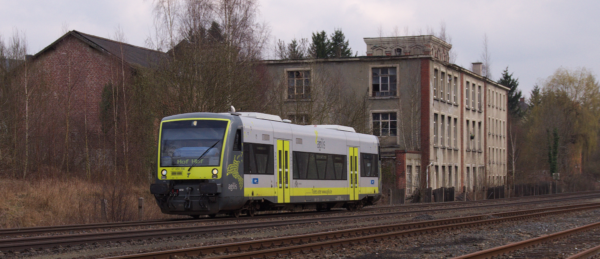 VT 650.706 von Agilis ist von Kirchenlaibach nach Hof unterwegs.
ag 84553 hat gerade den Bahnhof Oberkotzau verlassen und fährt am Gebäude der ehemaligen Hefefabrik vorbei. Nicht ganz drei Kilometer trennen den Triebwagen vom Zielbahnhof Hof.
Bahnstrecke 5100 Bamberg - Hof am 17.03.2014