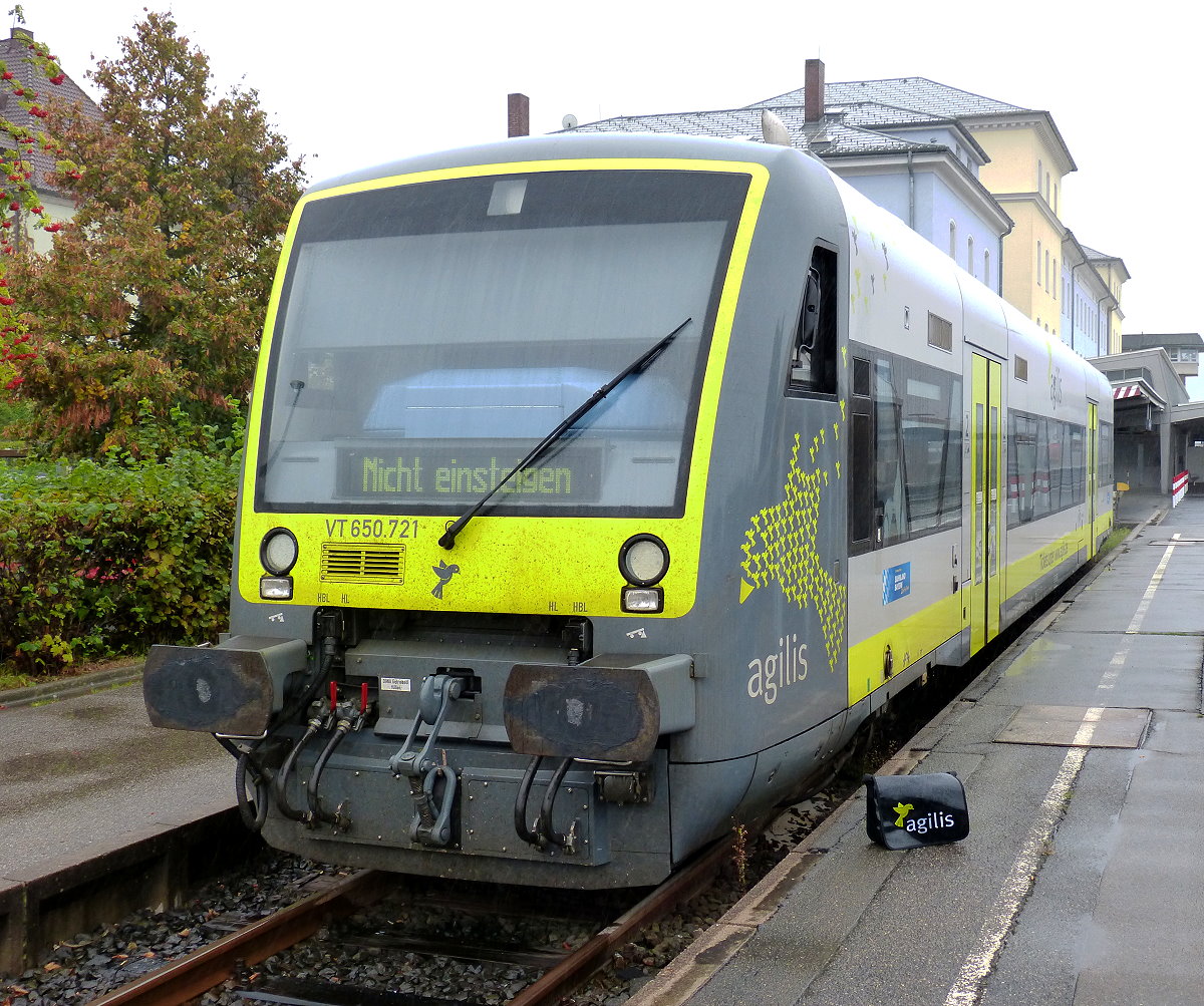 VT 650.721 der AGILIS im Bahnhof Weiden. Als kleinen Gag habe ich meine Original-Agilis-Umhängetasche daneben platziert. 23.09.2018