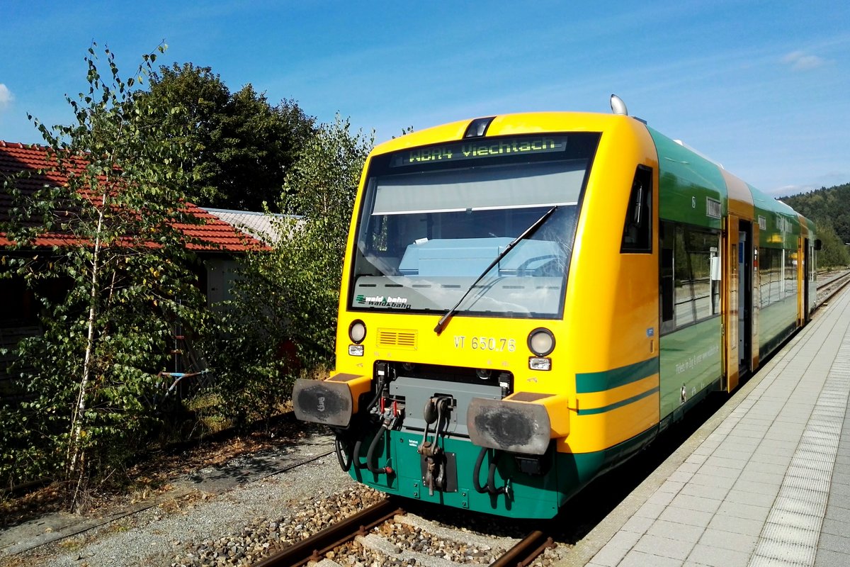 VT 650.76 in Gotteszell kurz vor der Abfahrt nach Viechtach. 24.09.2016