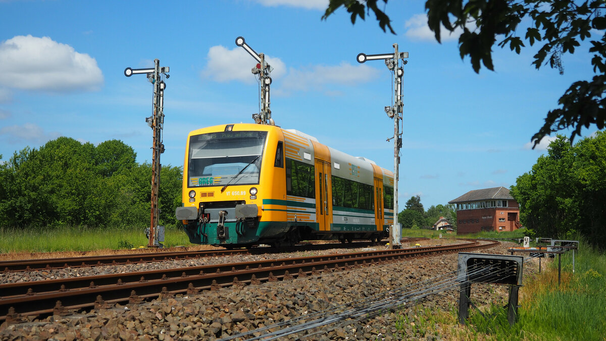 VT 650.89 als RB 15 (62276) nach Plau am See verlässt Karow (Meckl).

Karow, der 29.05.2023