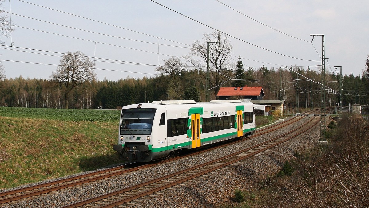VT 66 (650 5662) der Vogtlandbahn ist am 16.4.2015 auf dem Weg von Hof nach Werdau. Hier am Bahnübergang bei Schönberg.