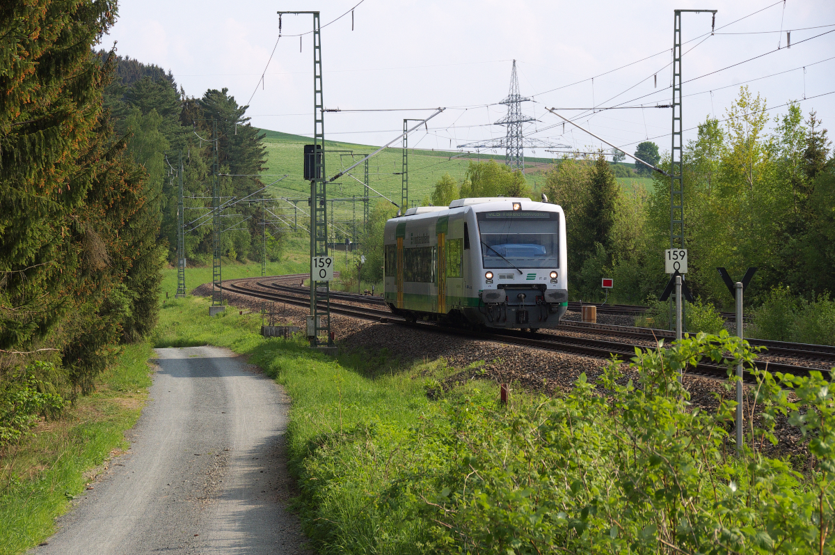 VT 69 der Vogtlandbahn ist auf der Relation Hof - Falkenstein unterwegs. Der Regioshuttle befindet sich hier zwischen Hof und Feilitzsch beim ehemaligen Anschluss der Firma Vissmann. Bahnstrecke 6362 Leipzig - Hof am 21.05.2015