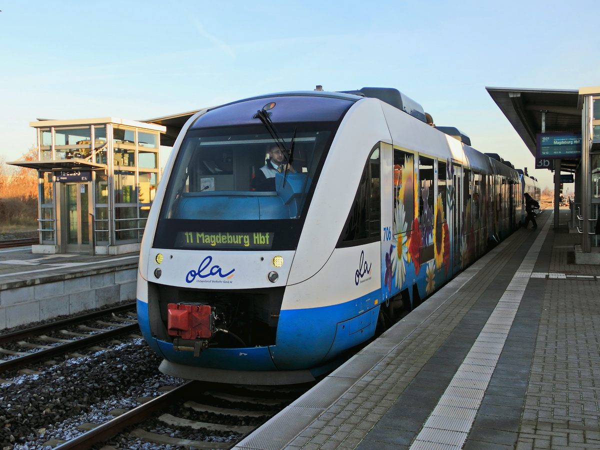 VT 706 der EX OLA am 03. Dezember 2016 in Halberstadt mit VT 703 (648 797 ) der EX OLA steht zur Weiterfahrt nach Magdeburg bereit.