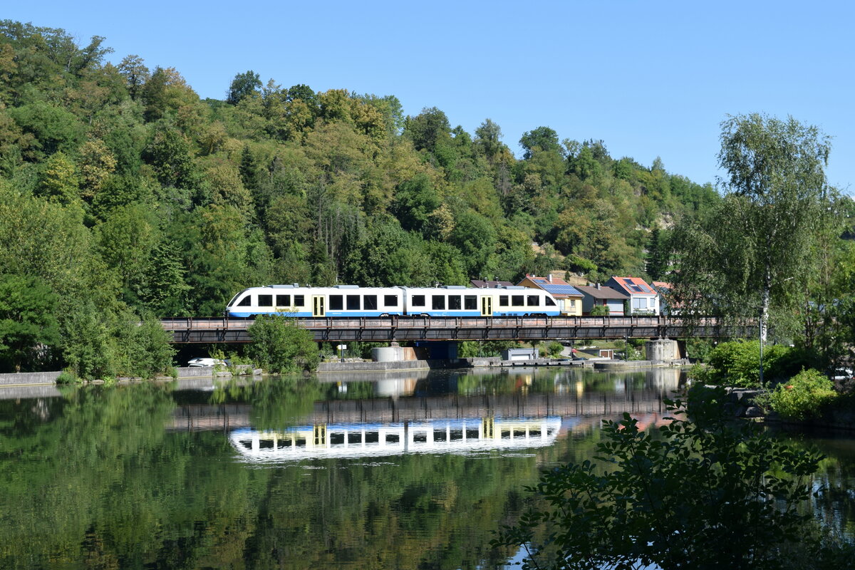 VT 706 der WEG im Juli 2018 auf der Neckarbrücke in Rottenburg