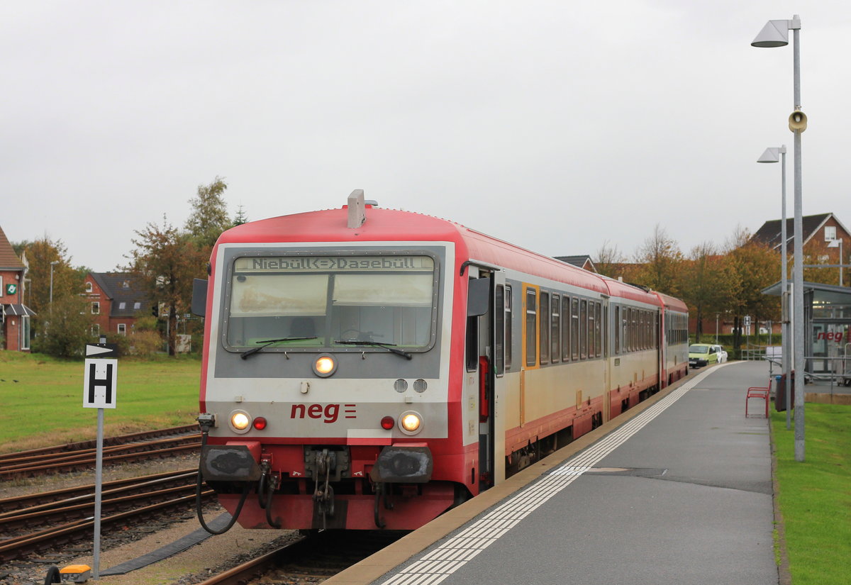 VT 71 und Triebwagen T4 stehen am 07.10.2017 in Niebüll neg zur Abfahrt nach Dagebüll Mole bereit. 