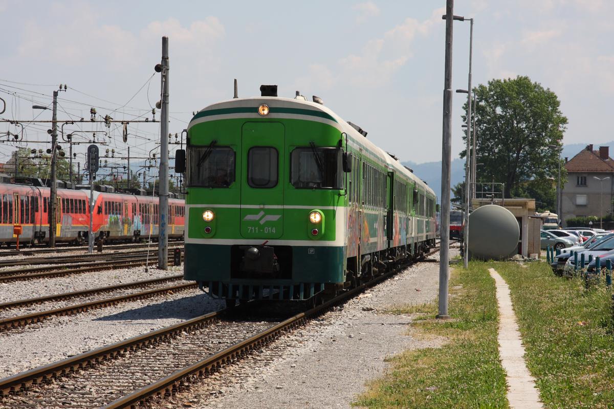 VT 711014 steht am 24.5.2011 gekuppelt mit VT 711015 an der Tankanlage im
Hauptbahnhof Lubljana.
