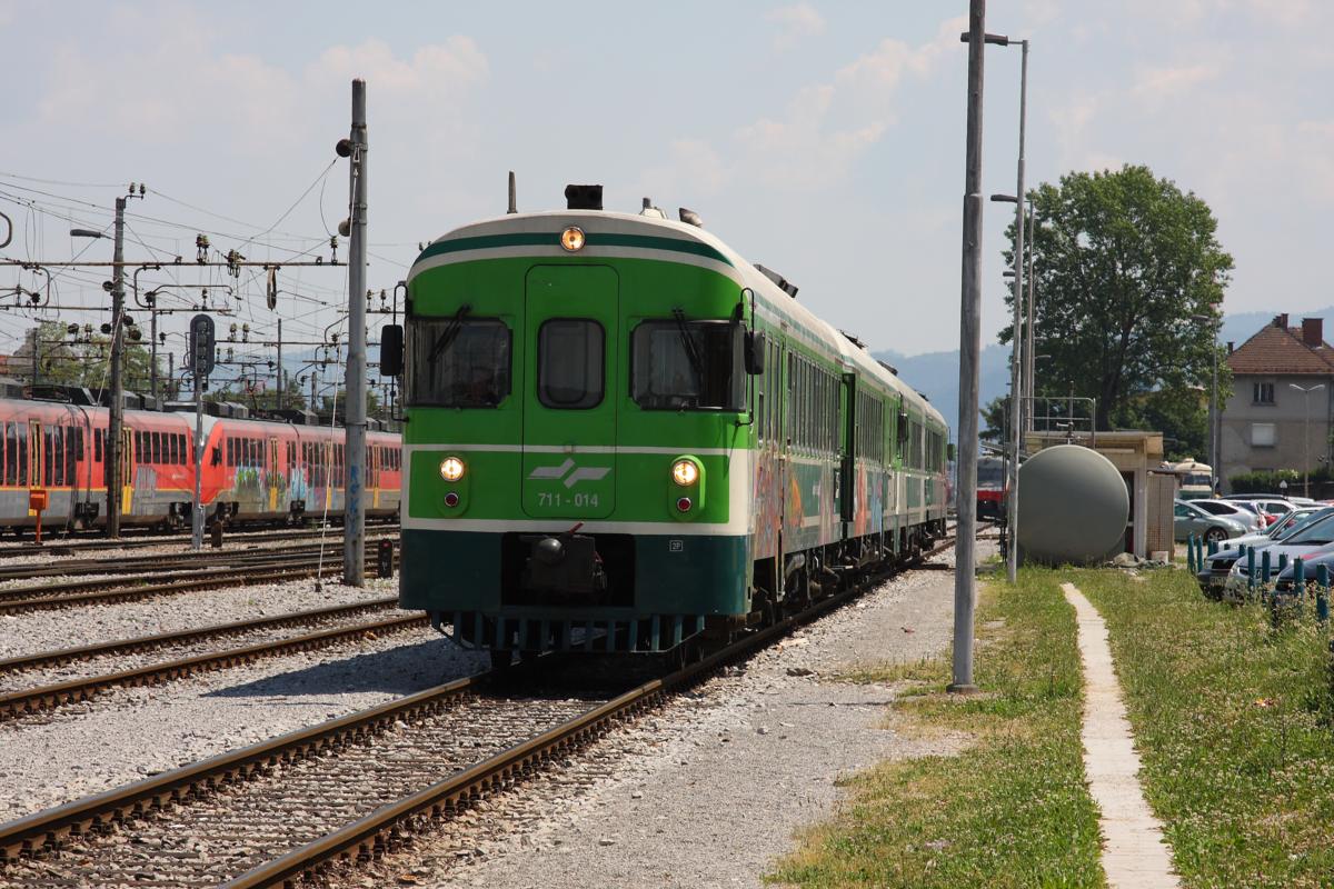 VT 711014 steht am 24.5.2011 gekuppelt mit VT 711015 an der Tankanlage im
Hauptbahnhof Lubljana.