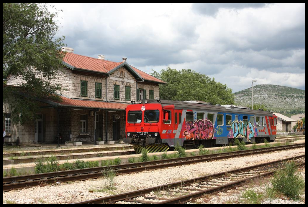 VT 7122007 vor dem schönen Bahnhofsgebäude in Perkovic am 15.5.2017.