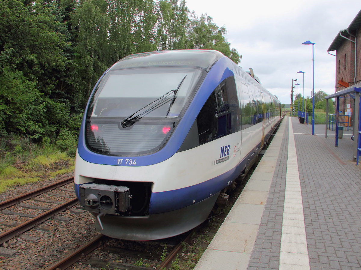 VT 734 (643 407-9) der NEB - Niederbarnimer Eisenbahn als RB27  Heidekrautbahn  steht in Groß Schönebeck zur Abfahrt nach Berlin Karow,  am  29. Mai 2014 gegen 11.00 Uhr  bereit.
