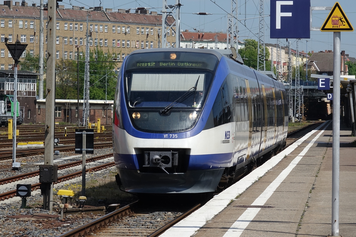 VT 735 der NEB als RB 12 nach Berlin Ostkreuz bei der Ausfahrt in Berlin Lichtenberg am 12.05.2017